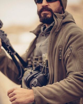 Chlad, vítr, déšť? ☔️🌧️ Žádný problém! Mikina Helikon Patriot Mk2 Hybrid Fleece tě udrží v teple i v těch nejdrsnějších...