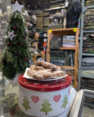 🎄🎅🏼 Přijďte k nám nasát pravou vánoční atmosféru! 😍🎄 V našich prodejnách to voní jehličím, dobrou náladou… a také...